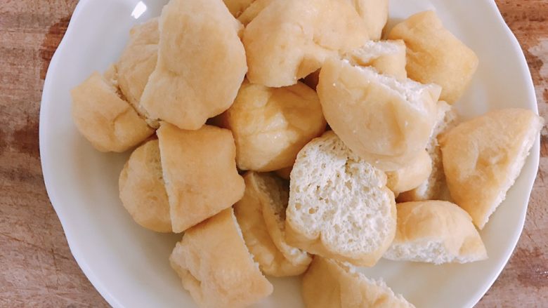 金针菇娃娃菜豆腐泡煲,<a style='color:red;display:inline-block;' href='/shicai/ 6912'>豆腐泡</a>煎成两半,比较容易煮软