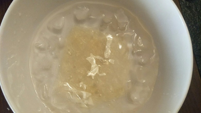 奶油生日蛋糕(无需抹面),两片吉利丁泡在冰水里软化。