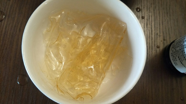 奶油生日蛋糕(无需抹面),软化后加15克热水融化吉利丁后。