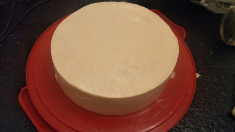 奶油生日蛋糕(无需抹面),吹风机热风脱模,喜欢的话可以在上面做装饰,但我觉得不装饰就挺好看的了。