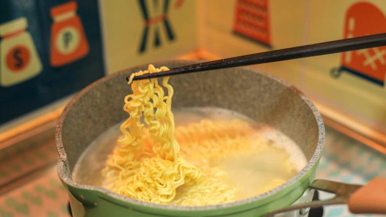 什么都来点的公仔炒面,泡面放入滚水煮到5分熟(大约1分30秒)沥干水份