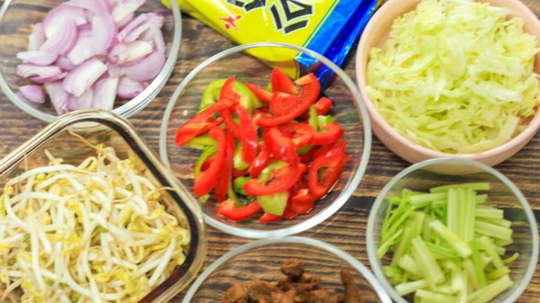 什么都来点的公仔炒面,备妥所有食材,该洗的洗一洗、该切的切一切