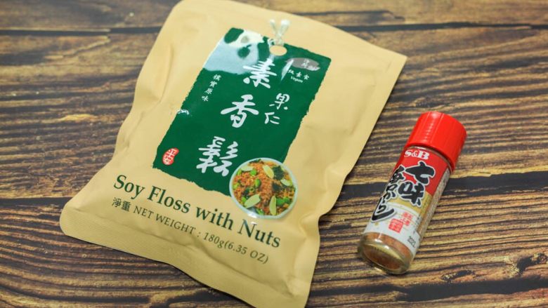 什么都来点的公仔炒面,在装盘后撒上七味粉和素香松(任意选择)