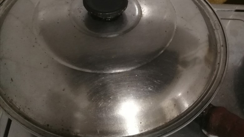 鸡你太美,1.盖上锅盖小火炖煮1~1个半小时。
2.放盐调味,加入少量<a style='color:red;display:inline-block;' href='/shicai/ 865'>蜂蜜</a>增加香味、甜味与色泽。
3.大火收干汤汁。