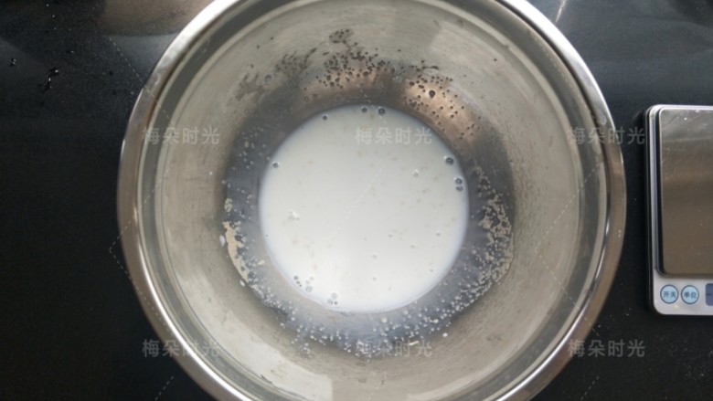 红领巾小熊馒头,牛奶,酵母,白糖,混合融化。