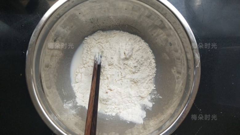 红领巾小熊馒头,加入面粉,搅拌成棉絮状,再加入油脂,可以是玉米油,猪油,椰子油,都可以。我加的椰子油。