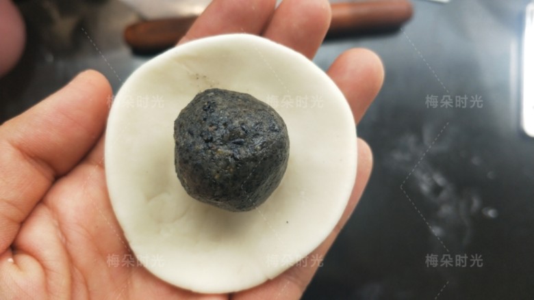 红领巾小熊馒头,取一个25克面团揉圆,擀成包子皮,包入馅料。我包的黑芝麻馅。黑芝麻馅的制作可以在我往期的食谱中找。