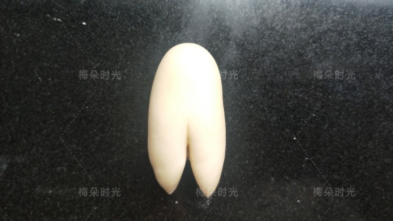 红领巾小熊馒头,取一个25克面团揉光,搓成椭圆形。如图在底部切开一部分。作为小熊的身体。