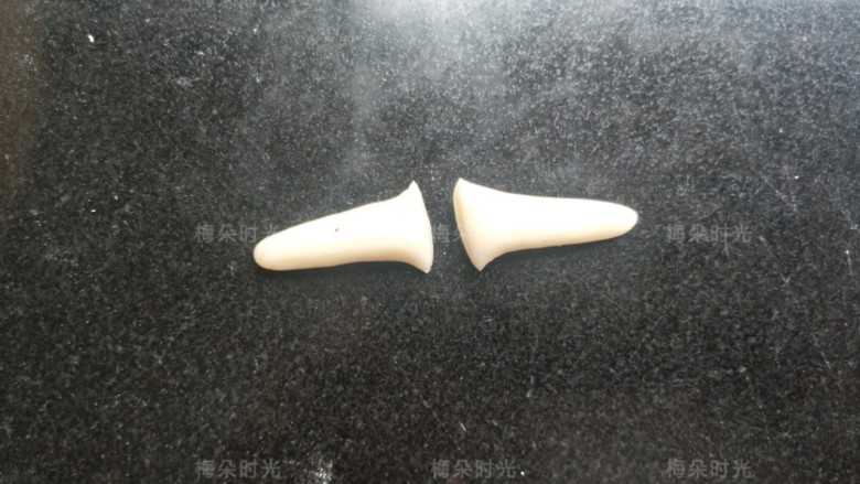 红领巾小熊馒头,取一个5克面团,分成两份。搓成长条做小熊的胳膊。