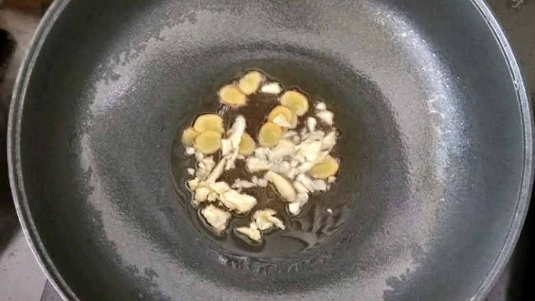 葱香油爆虾,热锅凉油小蒜头和姜片,煸炒出香味。