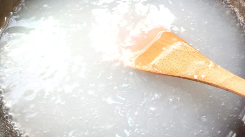 豌豆凉粉,一直搅拌的全透明,就好了