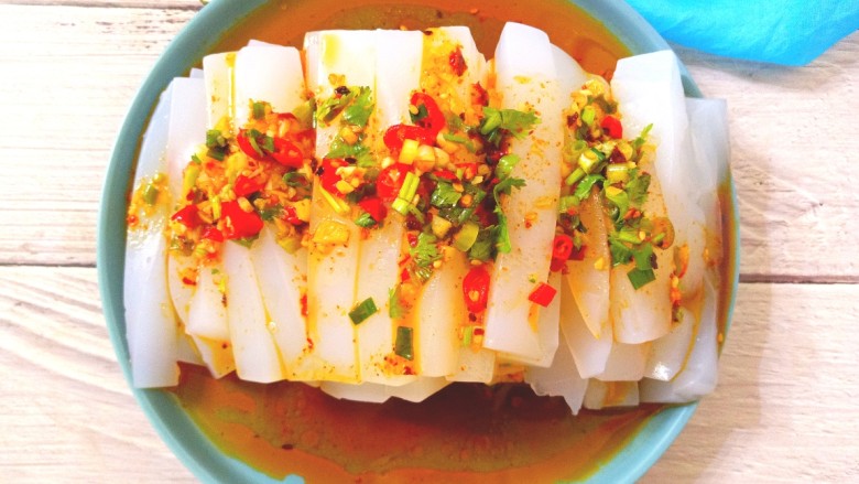 豌豆凉粉,浇上调好的汁,酸辣爽口,柔软筋道