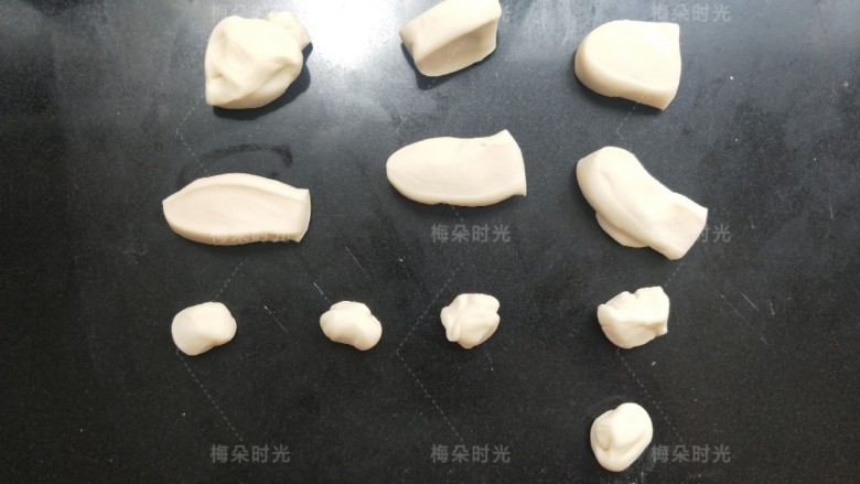 红领巾小熊馒头,分面团。6个25克。3个5克。一个10克,一个是剩余所有的面团。
