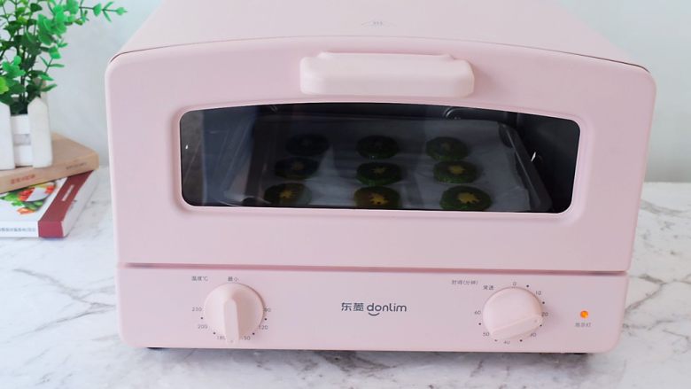 猕猴桃饼干,放入烤箱,上下火160度,烤20分钟左右,烤至定型后盖上锡纸,防止颜色上色过深,烤好取出放在晾网上晾凉后密封保存