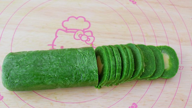 猕猴桃饼干,取出冷冻的面团,切成0.5厘米的薄片