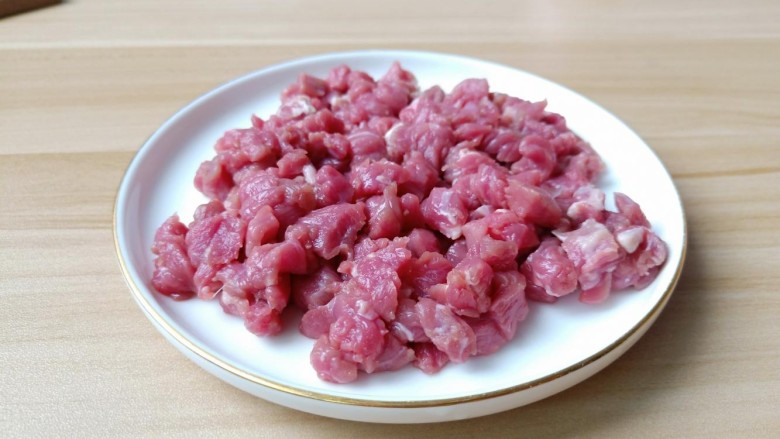 万能酱料【香辣牛肉酱】,<a style='color:red;display:inline-block;' href='/shicai/ 216'>牛肉</a>提前泡一下,去除筋膜再切小丁。