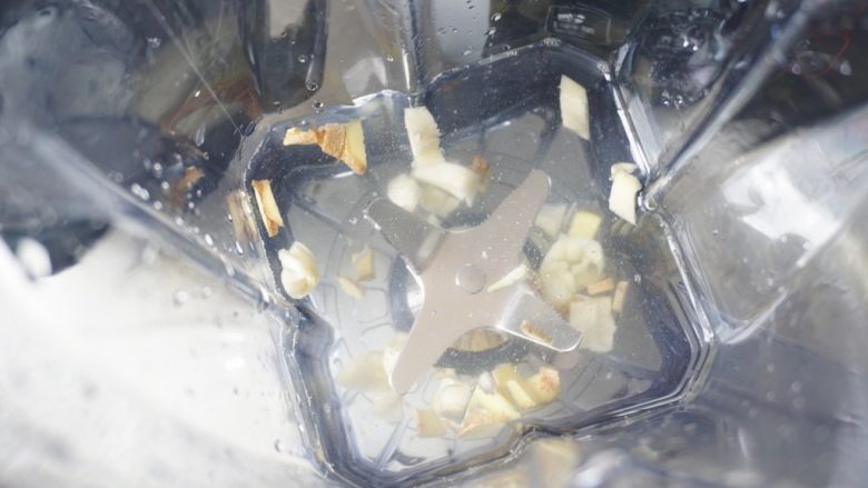 鲜嫩Q弹鱼丸教你在家做,爱吃别错过,做法简单,比外面买的好吃,3、姜蒜放到破壁机,加入半碗水打碎姜蒜。