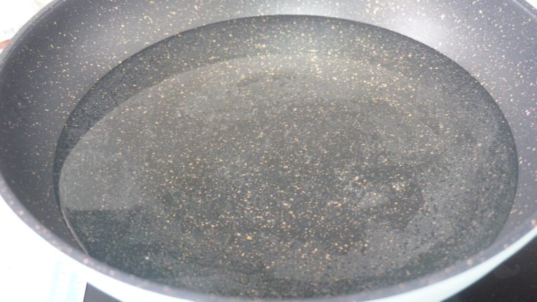 鲜嫩Q弹鱼丸教你在家做,爱吃别错过,做法简单,比外面买的好吃,12、锅里煮一锅温水。