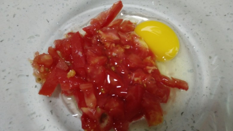 西红柿鸡蛋火腿饼,加入<a style='color:red;display:inline-block;' href='/shicai/ 9'>鸡蛋</a>。