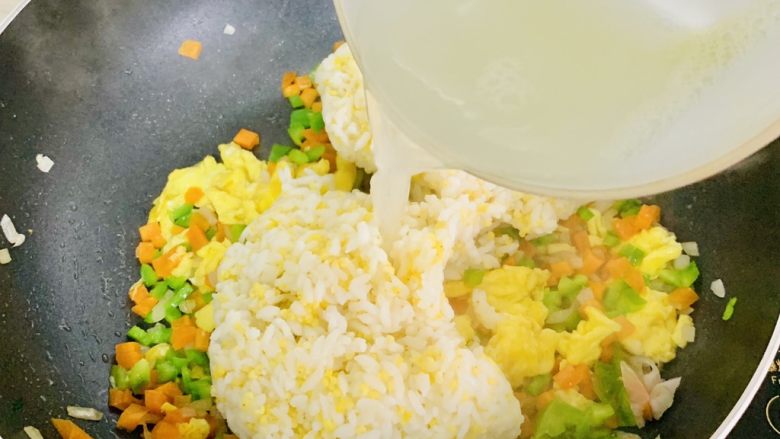 风味牛肉肠焗饭,适量少加入一点水,米饭,自然解开。