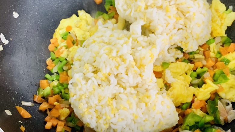 风味牛肉肠焗饭,放入米饭,因隔夜的米饭已经成坨。