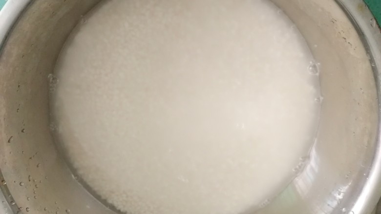 碱水粽,首先将糯米洗干净,然后滤干水分