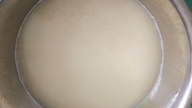 碱水粽,倒入没过糯米的水,最好再高个几公分,因为糯米泡了会发胀,最好泡五小时以上,夏天防止温度太高,最好放冰箱里,如果冬天就无需放冰箱里。