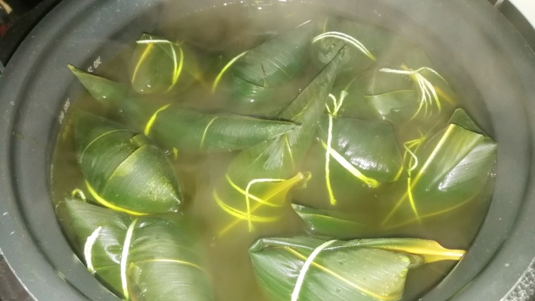 碱水粽,放入高压锅,水没过粽子,在煮粽子的水里加入20碱面,这样煮出来的粽叶更香哦,图片中我这是高压锅压了四十分钟出锅的样子