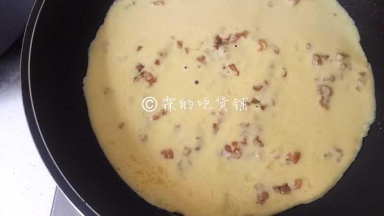菜脯蛋 植物蛋版,轻轻的旋转锅子,有缺个角不够完美的地方补上(哈哈,不在意这些细节的就请忽略)。