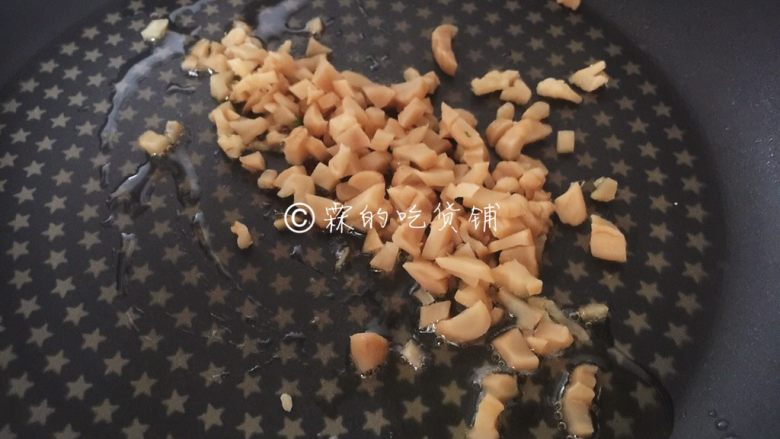 菜脯蛋 植物蛋版,不粘锅里放入稍多一点的油,先把萝卜干煸炒一下。