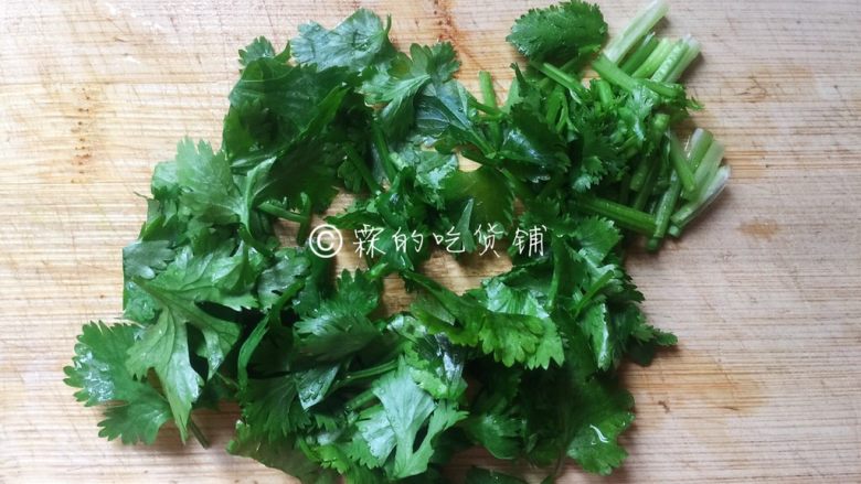 菜脯蛋 植物蛋版,香菜洗净后切成小段。