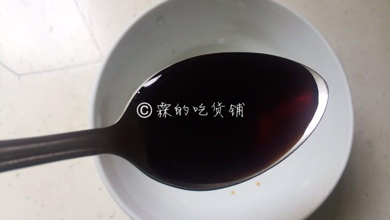 腊肠煲仔饭,接着调一个拌饭汁,一勺<a style='color:red;display:inline-block;' href='/shicai/ 788'>生抽</a>。
