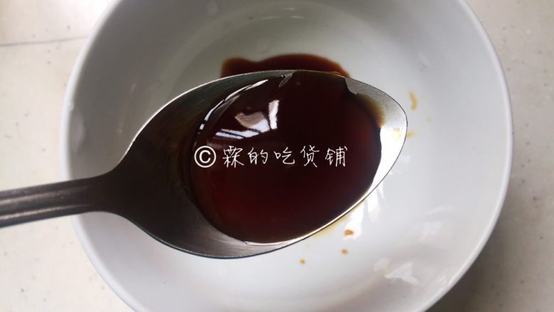 腊肠煲仔饭,1/2勺的<a style='color:red;display:inline-block;' href='/shicai/ 721'>蚝油</a>。