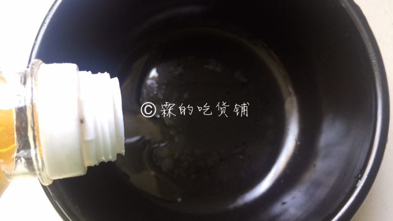 腊肠煲仔饭,锅里倒入少许食用油,把锅底和锅壁全部抹上一遍。