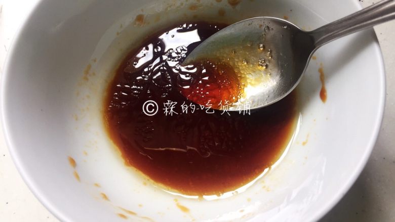 腊肠煲仔饭,充分的搅匀后尝尝味道,根据自己的口味,如果觉得哪里有不够的可以适时添加。