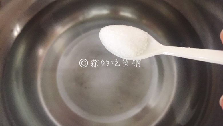 腊肠煲仔饭,煮饭的同时，另取一口锅，放水，加入一小勺的盐。