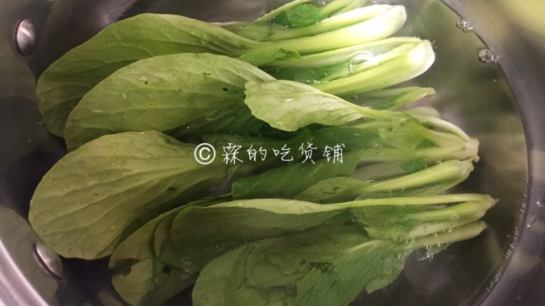 腊肠煲仔饭,把洗净后的小青菜放入汆烫一下(随便你是什么绿叶蔬菜,都需要汆烫一下,否则后面焖不熟的哦。)