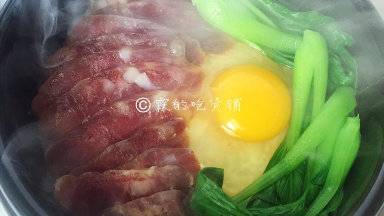 腊肠煲仔饭,然后再放上绿叶菜,盖上锅盖再焖个3、5分钟就可以了。
