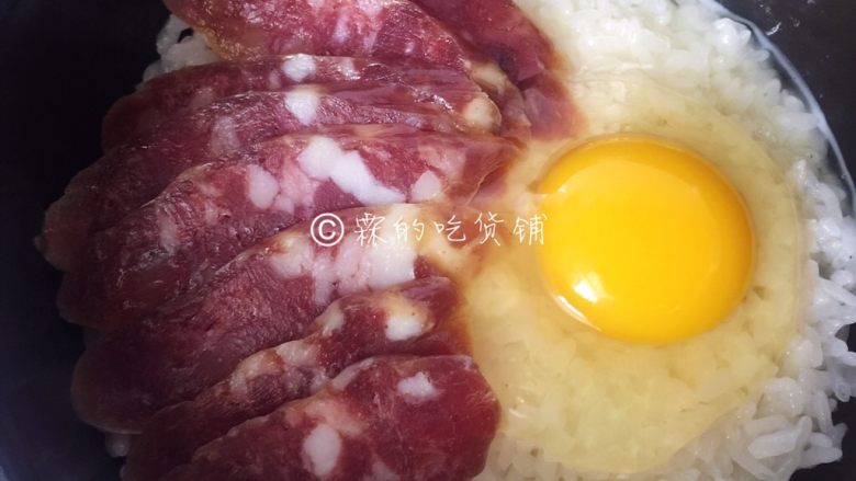 腊肠煲仔饭,那边米饭煮至六七分熟时,把腊肠放入,再磕入一个<a style='color:red;display:inline-block;' href='/shicai/ 9'>鸡蛋</a>。