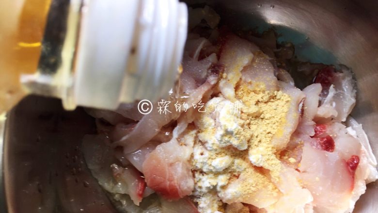 青花椒鱼片 麻辣鲜香,最后加入1勺油,抓匀备用。