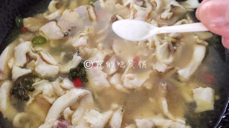 青花椒鱼片 麻辣鲜香,鱼片变色、卷曲就是熟了,加盐,关火。