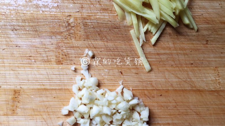 青花椒鱼片 麻辣鲜香,接着把姜切丝,蒜剁成末。