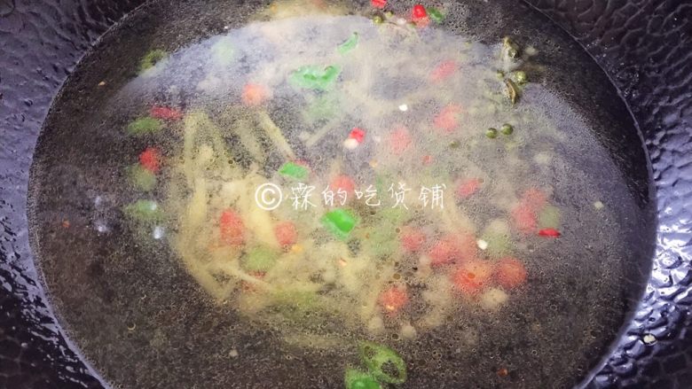 青花椒鱼片 麻辣鲜香,加入适量清水(如果有鱼骨熬的高汤,放进去效果更赞),烧开。