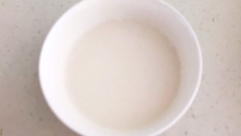 红烧肉丸子,碗里加入<a style='color:red;display:inline-block;' href='/shicai/ 512'>玉米淀粉</a>,加入冷水调成水淀粉备用