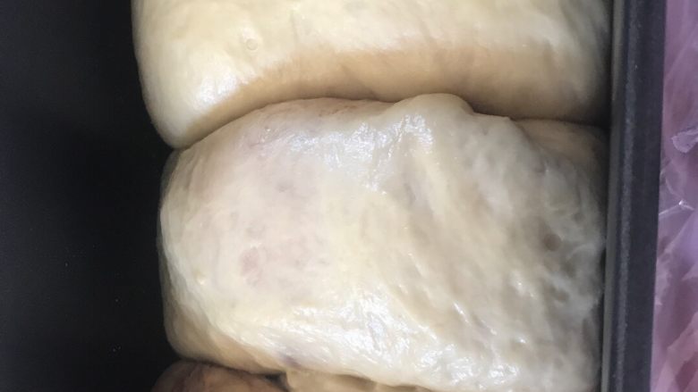 简易吐司面包,发酵好后分成三个小剂子,揉搓排气,