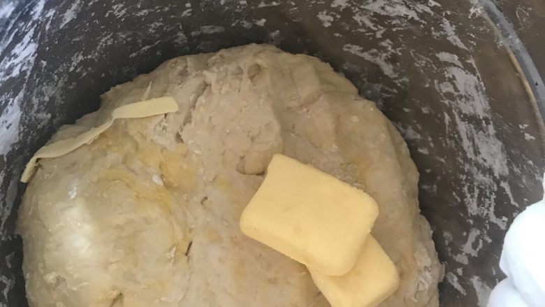 简易吐司面包,加入黄油,揉成面团,自然发酵