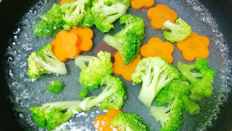 蜜汁香煎鸡胸肉,锅内烧开水加少许盐,把西兰花和胡萝卜放入锅中焯水,捞出控干水分。