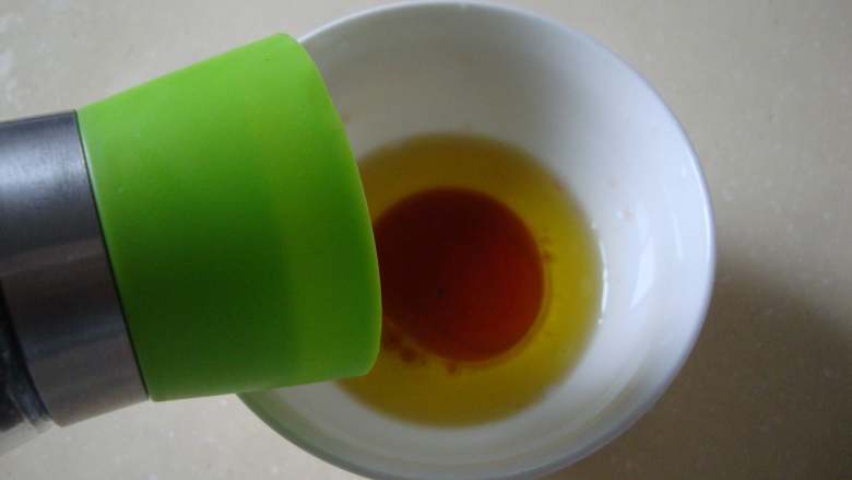 扇贝蔬菜沙拉,橄榄油加红酒醋、黑胡椒碎搅匀，把油醋汁在盘底抹一层