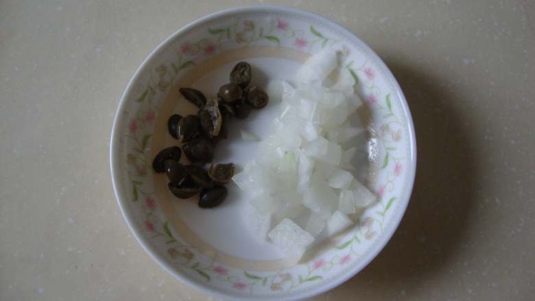 扇贝蔬菜沙拉,洋葱和刺山柑切碎