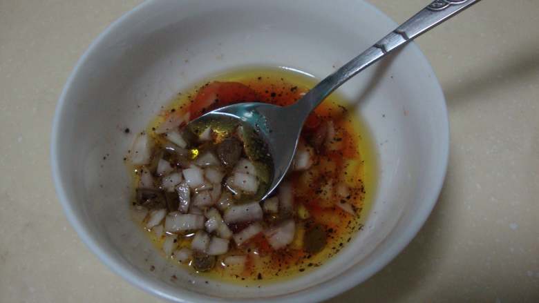 扇贝蔬菜沙拉,放入之前调制的酱汁中拌匀，放到扇贝肉上